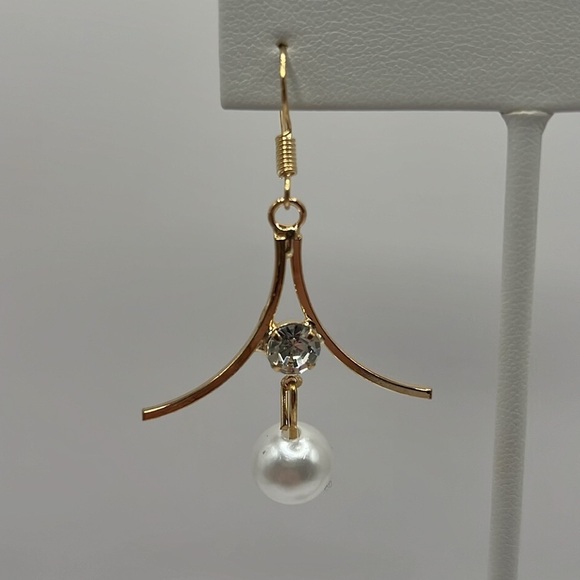 Rhinestone and Faux Pearl Fashion Earrings - Picture 3 of 4